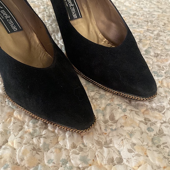 Vintage Stuart Weitzman • Black Heels Detailed With Gold Chains 🖤 - Picture 5 of 8